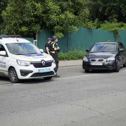 (БЕЗ ЛОГО) Київ.Поліція.Патрульні.Патрульне авто.Патрульне авто на дорозі з поліцейськими