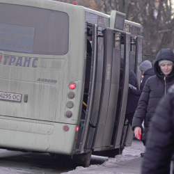 (БЕЗ ЛОГО) Київ.Маршутне таксі.Люди на зупинках.Маршрутки на дорогах