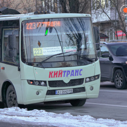 (З ЛОГО) Київ.Маршутне таксі.Люди на зупинках.Маршрутки на дорогах